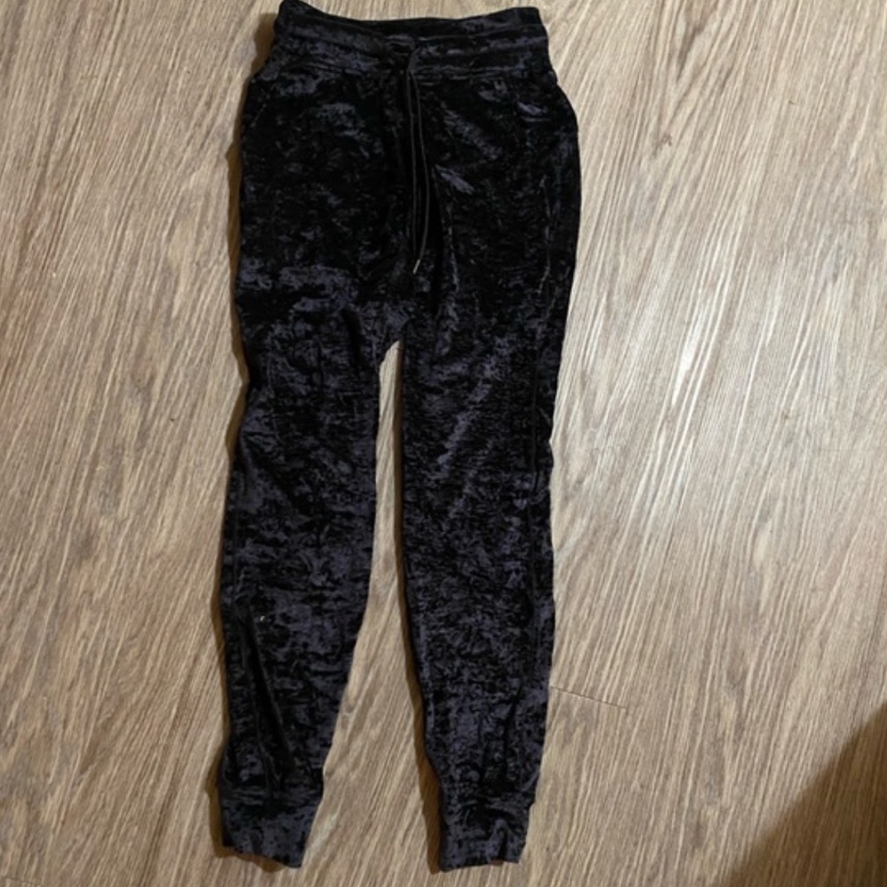 Lululemon black crushed velvet jogger size 4